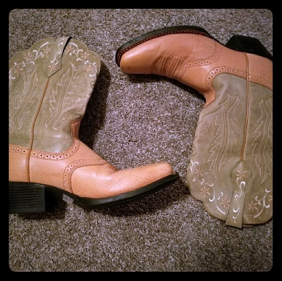 Ariat Shoes - Ariat western cowgirl boots